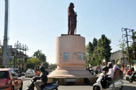 राष्ट्रसंतांच्या पुतळ्याचे धूळ, पत्रकांनी विद्रूपीकरण राष्ट्रसंतांच्या पुतळ्याचे धूळ, पत्रकांनी विद्रूपीकरण