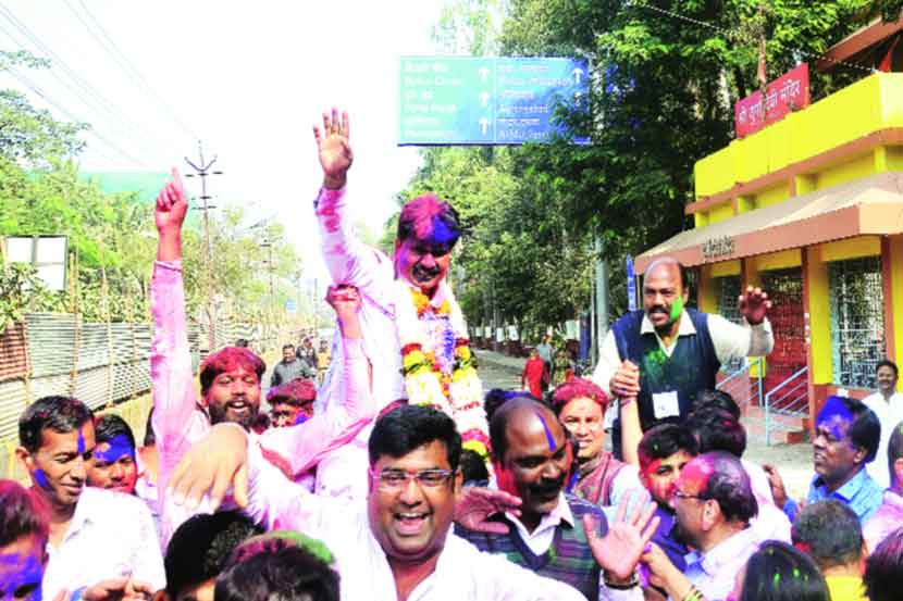 महापालिकेच्या पोटनिवडणुकीत जल्लोष करताना विजयी उमेदवार आणि कार्यकर्ते.