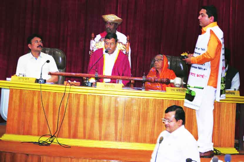 महापालिका प्रशासनाच्या निषेधार्थ सभेत प्रशासनाला रणगाडय़ाची प्रतिकृती देण्यासाठी धडकलेले प्रवीण तिदमे.