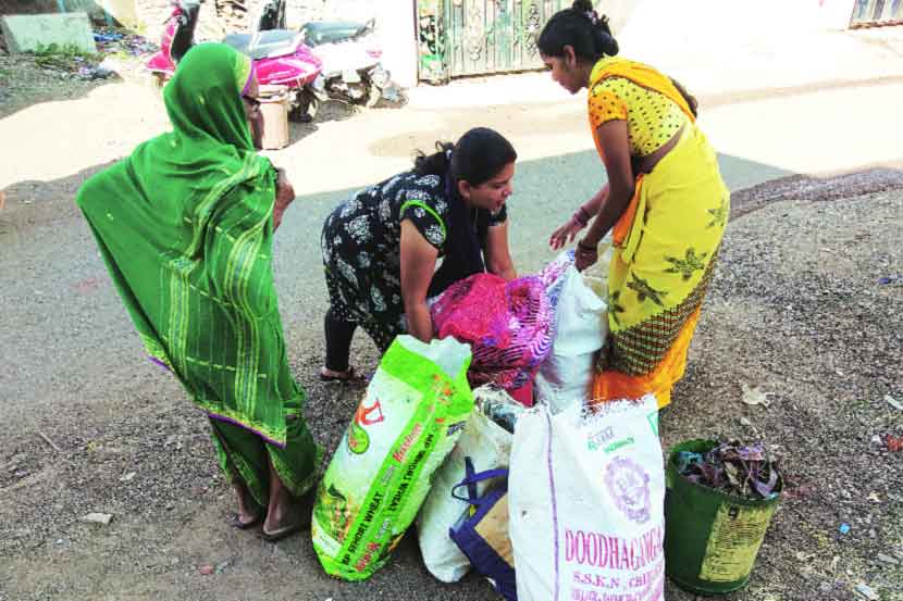 पंचवटीतील अश्वमेधनगरात पिशव्यांमध्ये भरून ठेवलेला कचरा