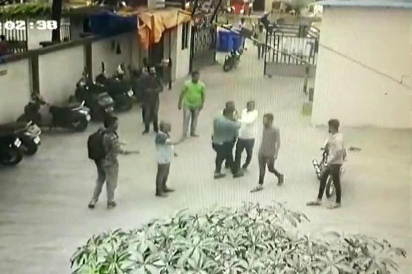 फ्लॅटधारकाची सुरक्षा रक्षकाला मारहाण, घटना सीसीटीव्हीत कैद