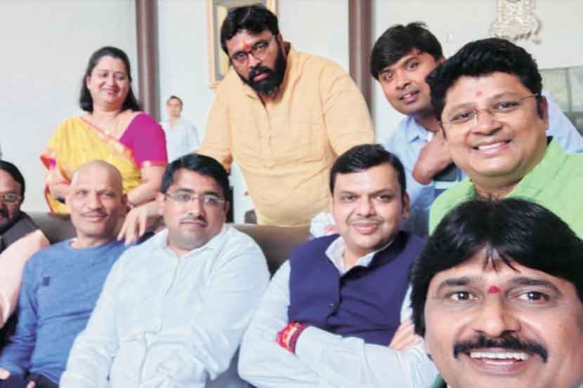 पिंपरी-चिंचवडच्या धावत्या दौऱ्यात माजी मुख्यमंत्री देवेंद्र फडणवीस यांनी पक्षाच्या कार्यकर्त्यांबरोबर काही वेळ निवांतपणे व्यतित केला. तसेच नंतर स्थानिक प्रश्नांवर चर्चाही केली.