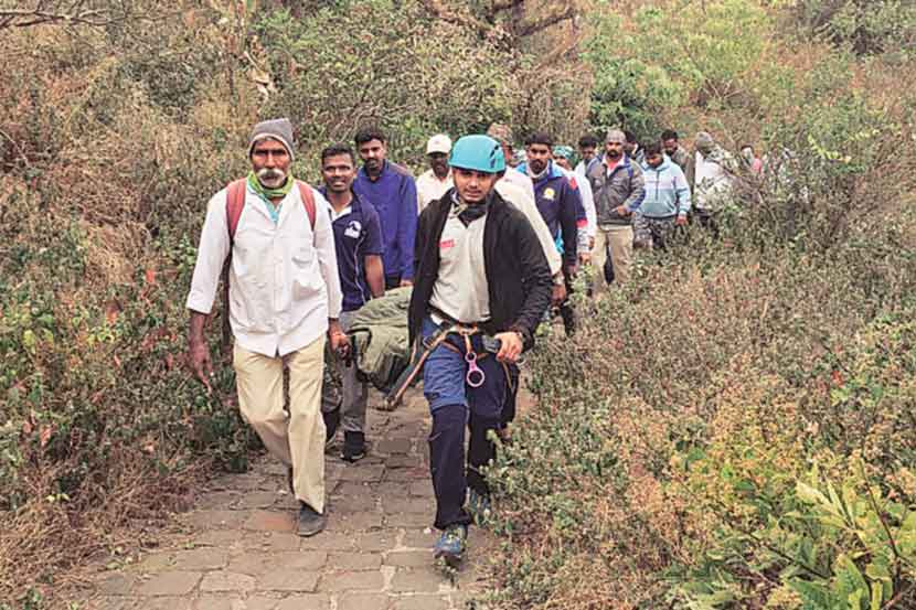 सिंहगडाच्या दरीत कोसळलेल्या युवकाला गिरिप्रेमी संस्थेच्या चमूने वाचवले