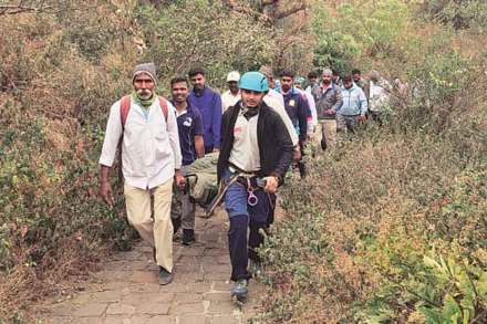 सिंहगडाच्या दरीत कोसळलेल्या युवकाला गिरिप्रेमी संस्थेच्या चमूने वाचवले