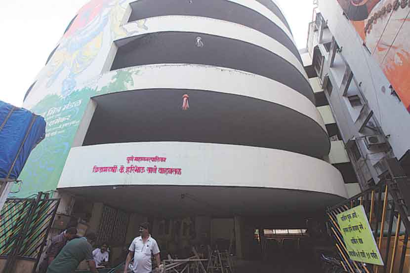 वाहनतळ पुन्हा ठेकेदारांच्या हाती