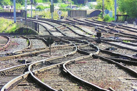 रुळांच्या जंजाळातून रेल्वेगाडय़ांना मार्ग मिळतो; पण त्यामागील अधिकारी-पदांचे जाळे अधिक जटिल असूनदेखील आजही चालते, हा चमत्कारच म्हणायचा!