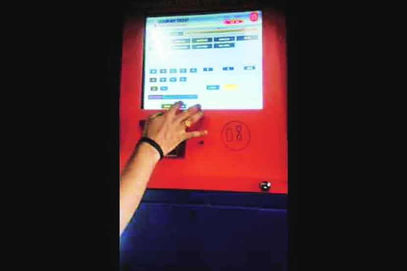 यूटीएस अ‍ॅप्लिकेशनने तिकीट काढताना प्रवाशांना अडचणी