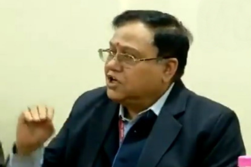 गांधीनगर : नीती आयोगाचे सदस्य व्ही. के. सारस्वत यांनी काश्मीरमध्ये घाणेरडे सिनेमे पाहण्यासाठी इंटरनेटचा वापर होतो असे म्हटले आहे.