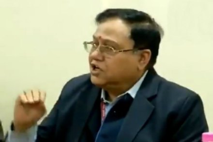 गांधीनगर : नीती आयोगाचे सदस्य व्ही. के. सारस्वत यांनी काश्मीरमध्ये घाणेरडे सिनेमे पाहण्यासाठी इंटरनेटचा वापर होतो असे म्हटले आहे.