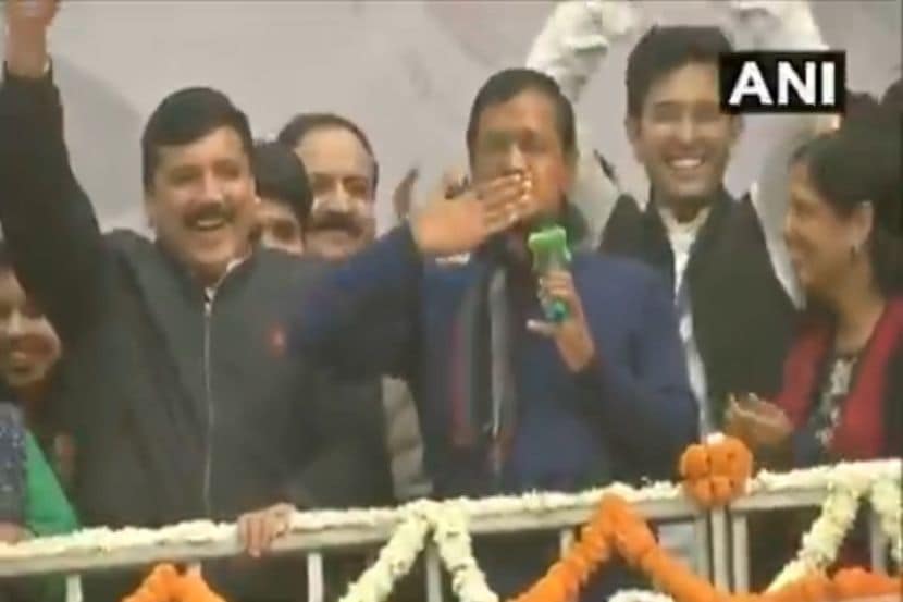 Delhi Assembly Election 2020: पत्नी शेजारी उभी होती…अन् केजरीवाल म्हणाले ‘I Love You’ Delhi Assembly Election 2020: पत्नी शेजारी उभी होती…अन् केजरीवाल म्हणाले ‘I Love You’