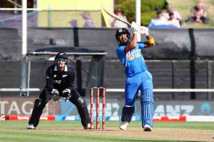Ind vs NZ : राहुलची गाडी सुस्साट ! धोनीचा विक्रम मोडला