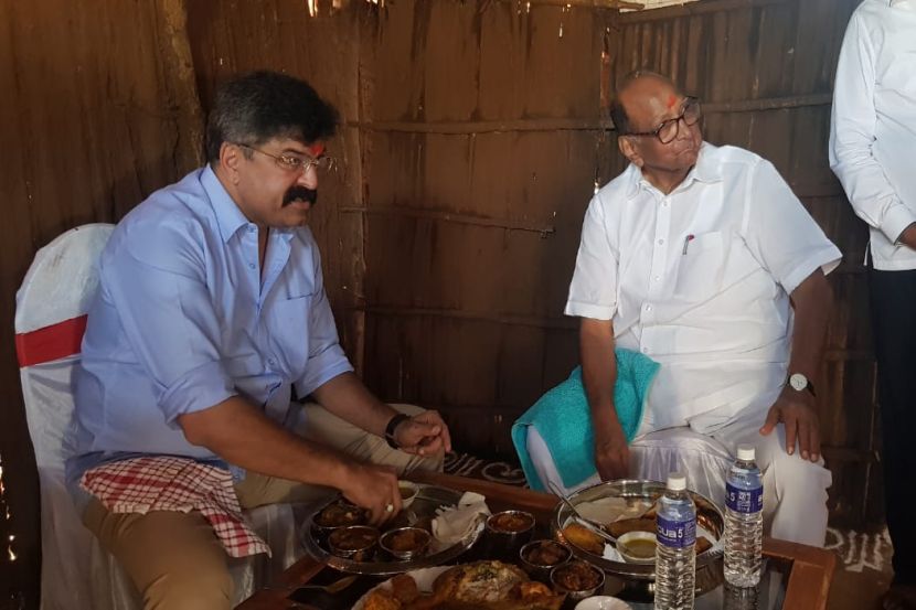 शरद पवारांनी आदिवासी पाड्यातील झोपडीत घेतला भोजनाचा आस्वाद