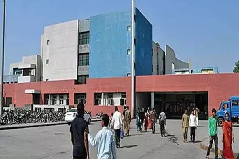 धक्कादायक! १०० महिलांना विवस्त्र करत घेतली मेडिकल टेस्ट