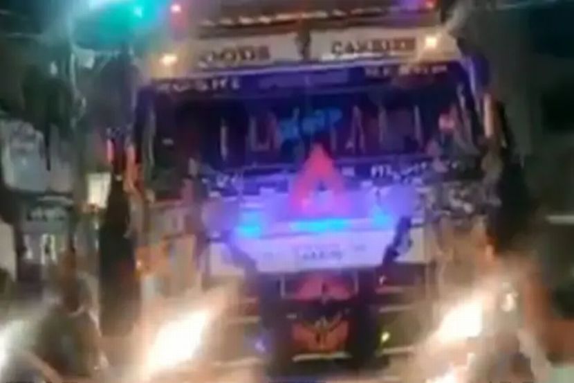 लोकांनी रस्त्यात ट्रक थांबवून ड्रायव्हरला पुन्हा वाजवायला सांगितला हॉर्न, जाणून घ्या का ?