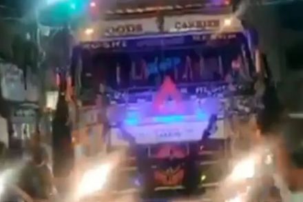 लोकांनी रस्त्यात ट्रक थांबवून ड्रायव्हरला पुन्हा वाजवायला सांगितला हॉर्न, जाणून घ्या का ?
