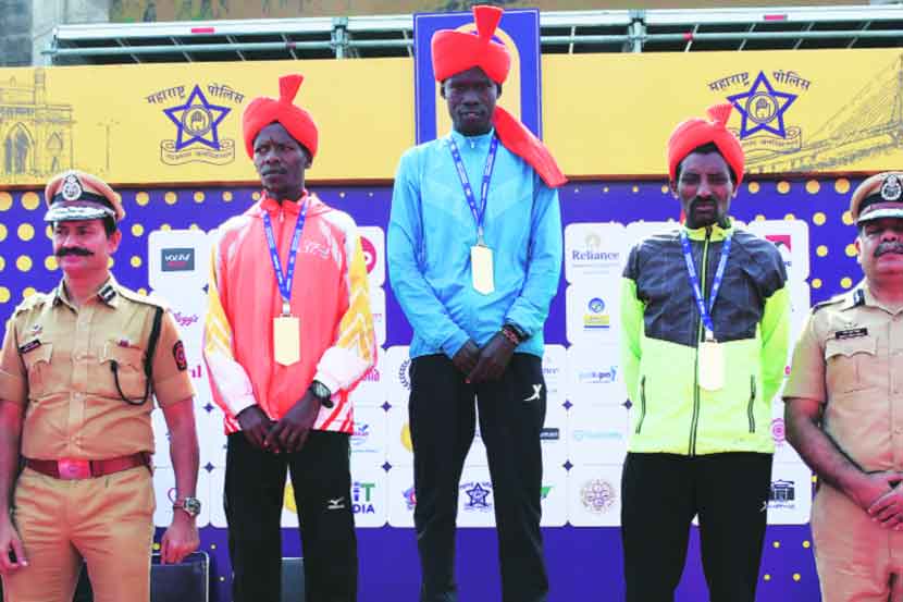 पुरुष गटातील उपविजेता डॉमिनिक कँगोर (डावीकडून), विजेता स्टीफन किपचिरचिर आणि तिसऱ्या क्रमांकाचा मानकरी झिके देबेबे.