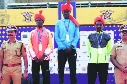 पुरुष गटातील उपविजेता डॉमिनिक कँगोर (डावीकडून), विजेता स्टीफन किपचिरचिर आणि तिसऱ्या क्रमांकाचा मानकरी झिके देबेबे. पुरुष गटातील उपविजेता डॉमिनिक कँगोर (डावीकडून), विजेता स्टीफन किपचिरचिर आणि तिसऱ्या क्रमांकाचा मानकरी झिके देबेबे.