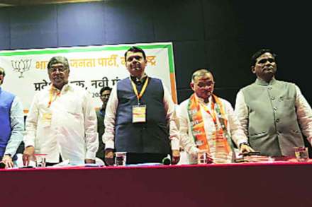 भाजपच्या दोनदिवसीय राज्य अधिवेशनाचा प्रारंभ शनिवारी नवी मुंबईत नेरुळ येथील संकुलात झाला. (छाया-नरेंद्र वास्कर)