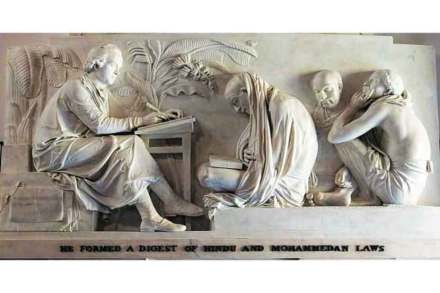 सर विल्यम जोन्स हिंदू पंडितांकडून संस्कृत ग्रंथांविषयी टिपणे घेत असतानाचा प्रसंग दर्शवणारे ऑक्सफर्ड विद्यापीठातील शिल्प