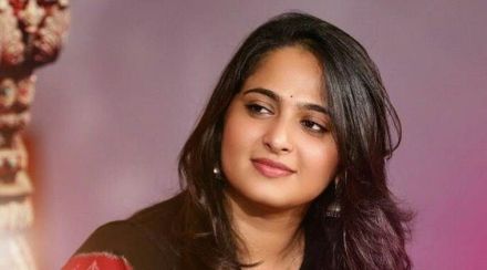 अखेर क्रिकेटरला डेट करण्यावर अनुष्काचे स्पष्टीकरण