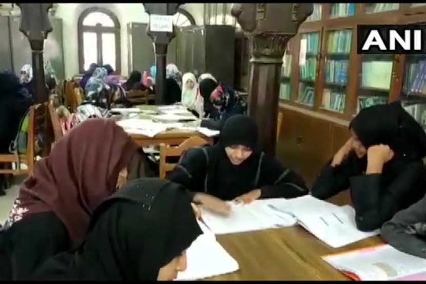औरंगाबाद: येथील डॉ. झकारिया महिला कॉलेजमध्ये मोबाईल बंदी करण्यात आली आहे. याला विद्यार्थ्यांनीही पाठिंबा दिला आहे.
