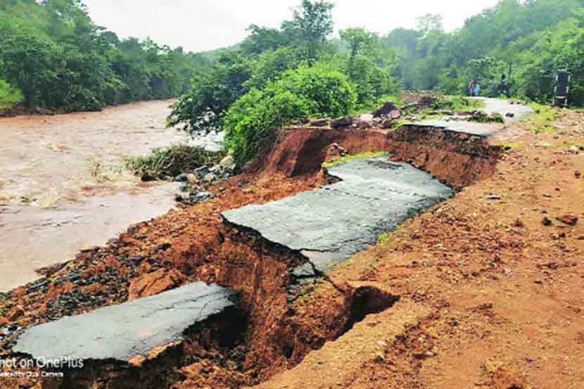 कोकणातल्या दाभीळ गावाला जोडणारा रस्ता ‘एक तुकडा इथे, दुसरा तिथे’ असा इतस्तत: फेकून देण्याची ताकद पाण्यात आली, ती सरमळे बंधारा गेल्या पावसात फुटल्यामुळे.

