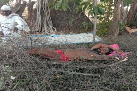 अरे बापरे! इंदुरीकरांना पाठिंबा देण्यासाठी बाभळीच्या काट्यावर झोपले भगवान महाराज