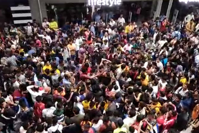 Video : ‘बिग बॉस’च्या स्पर्धकांना पाहण्यासाठी मॉलमध्ये तुडूंब गर्दी, पण..