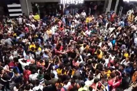 Video : ‘बिग बॉस’च्या स्पर्धकांना पाहण्यासाठी मॉलमध्ये तुडूंब गर्दी, पण..