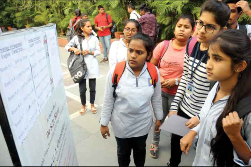 Maharashtra HSC Board Exam 2020 : कक्षात उशिरा सोडल्याने विद्यार्थ्यांची तारांबळ