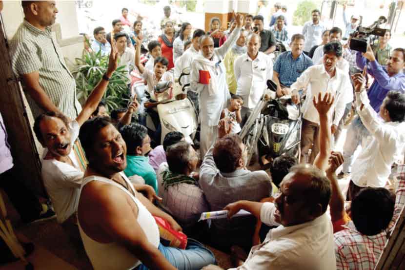  अपंगांनी महापालिका कार्यालयात सोमवारी धरणे दिले