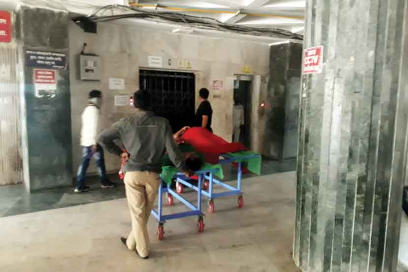 डॉक्टरांचे उद्वाहन रिकामे असतानाही रुग्णांना इतर उद्वाहनाच्या प्रतीक्षेत ठेवले जात आहे.