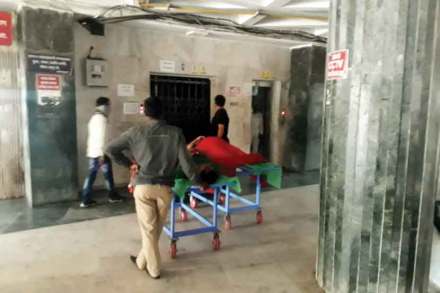 डॉक्टरांचे उद्वाहन रिकामे असतानाही रुग्णांना इतर उद्वाहनाच्या प्रतीक्षेत ठेवले जात आहे.