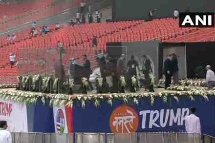 अहमदाबाद : येथील मोटेरा स्टेडियम येथे 'नमस्ते ट्रम्प' कार्यक्रमाचे आयोजन करण्यात आले आहे.