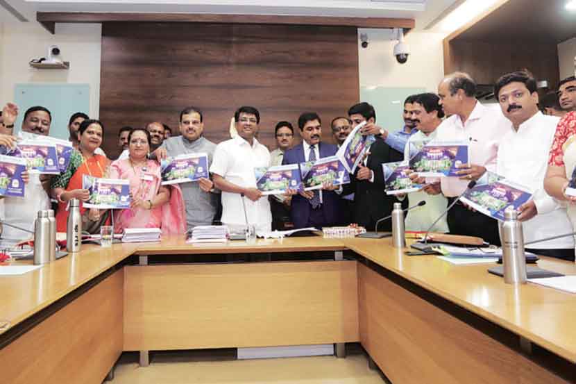 नवी मुंबई महापालिकेचा अर्थसंकल्प पालिका आयुक्त अण्णासाहेब मिसाळ यांनी मंगळवारी स्थायी समिती सभापती नवीन गवते यांच्याकडे सादर केला.
