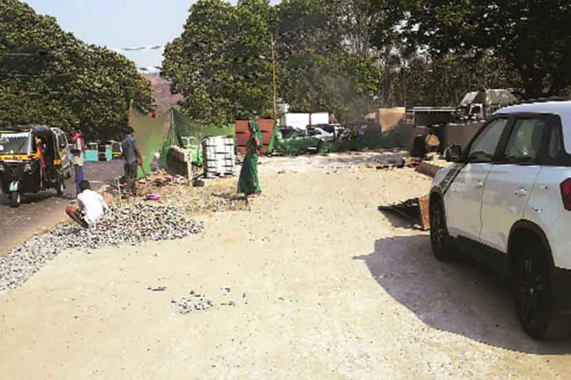 ठाणे-बेलापूर महामार्गावर ऐरोलीत जाणाऱ्या जोडरस्त्याच्या रुंदीकरणाचे काम अंतिम टप्प्यात आहे. हा रस्ता पूर्ण झाल्यानंतर वाहतूक कोंडी या समस्येतून येथील नागरिकांना काहीसा दिलासा मिळणार आहे.