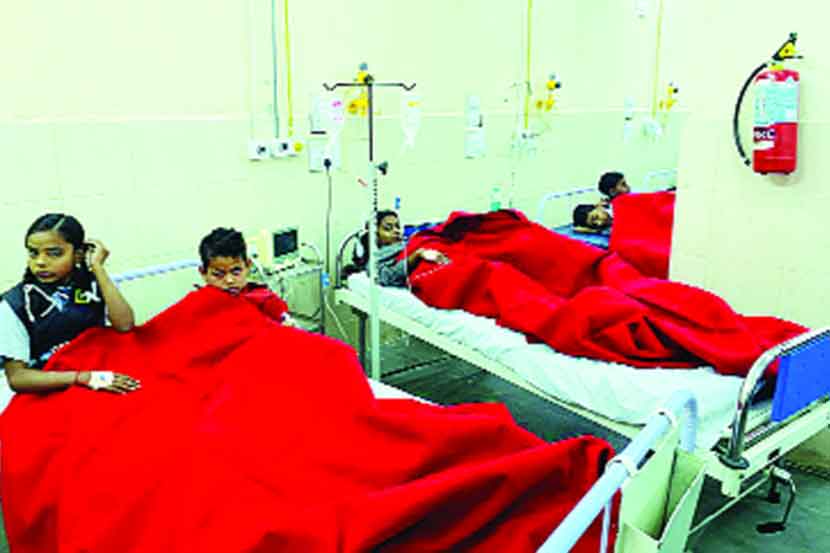 माध्यान्ह भोजनातून ३२ विद्यार्थ्यांना विषबाधा