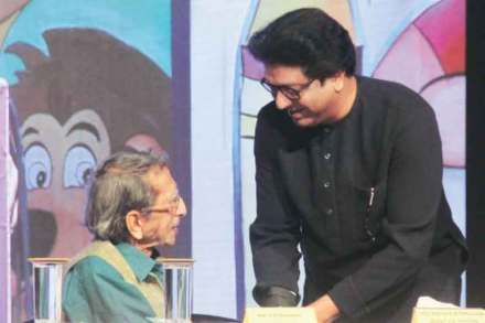 ‘इंक अलाइव्ह’ व्यंगचित्र कार्यशाळेच्या उद्घाटन कार्यक्रमात राज ठाकरे यांनी ज्येष्ठ व्यंगचित्रकार शि. द. फडणीस यांच्याशी मंगळवारी संवाद साधला.