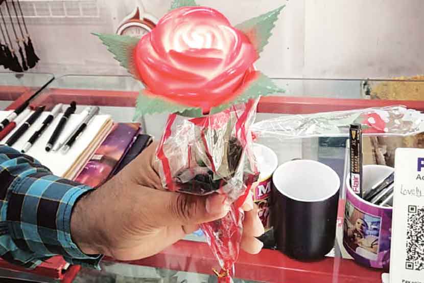 चिनी बनावटीच्या नकली गुलाबाला पसंती