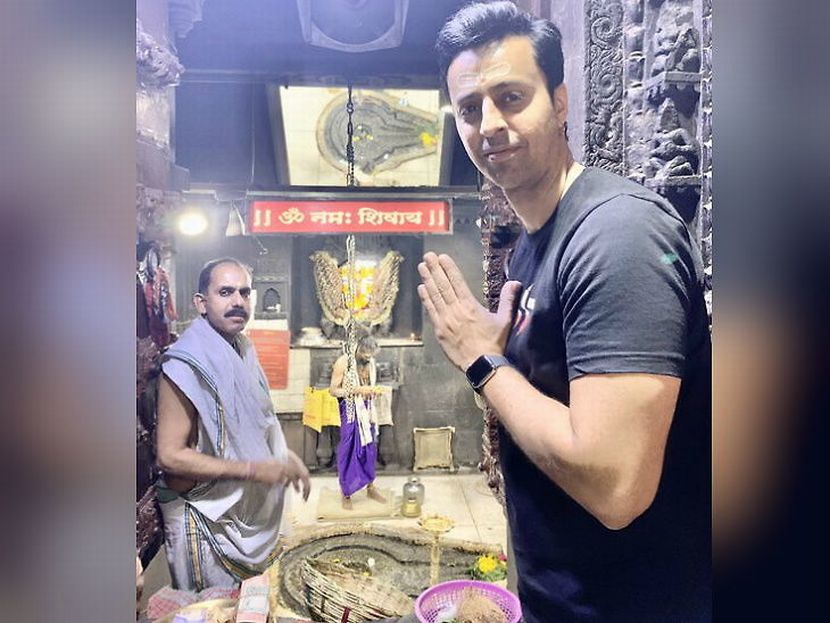 सलीम मर्चेंट त्र्यंबकेश्वरमध्ये, घेतले शिवलिंगाचे दर्शन; नेटकऱ्यांकडून कौतुक सलीम मर्चेंट त्र्यंबकेश्वरमध्ये, घेतले शिवलिंगाचे दर्शन; नेटकऱ्यांकडून कौतुक