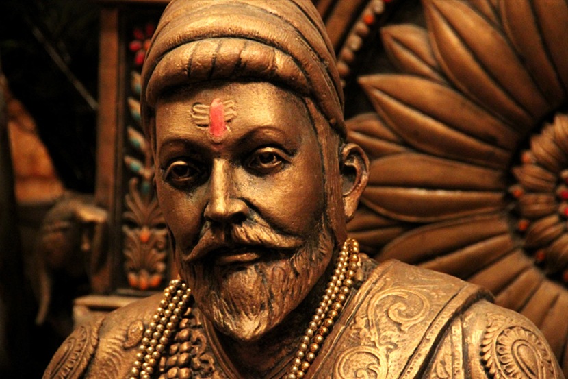 छत्रपती शिवाजी महाराज यांच्या शोर्यगाथेवर अनेक चित्रपट मालिका आल्या आहेत. आज शिवाजी महाराजांची जयंती आहे त्यानिमित्त त्यांच्यावर आलेले चित्रपटांची यादी आम्ही देत आहोत...