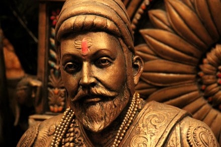 छत्रपती शिवाजी महाराज यांच्या शोर्यगाथेवर अनेक चित्रपट मालिका आल्या आहेत. आज शिवाजी महाराजांची जयंती आहे त्यानिमित्त त्यांच्यावर आलेले चित्रपटांची यादी आम्ही देत आहोत...