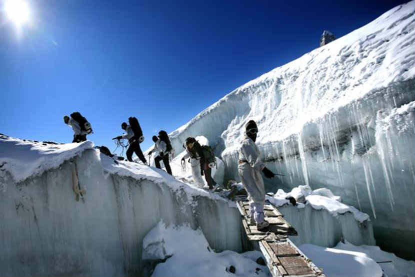 सियाचीनमध्ये तैनात जवानांना कपडे, रेशनची कमतरता, कॅगच्या रिपोर्टमधून खुलासा सियाचीनमध्ये तैनात जवानांना कपडे, रेशनची कमतरता, कॅगच्या रिपोर्टमधून खुलासा