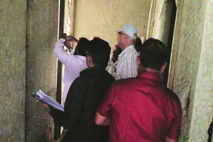 मालमत्ताधारकांच्या मालमत्ता सील करताना पालिका अधिकारी.