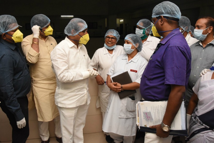 Coronavirus: “महाराष्ट्राच्या आरोग्यमंत्र्यांचा अभिमान वाटतो; डॉक्टर्स, नर्स, पोलीस, सरकारी अधिकारी खरे हिरो”