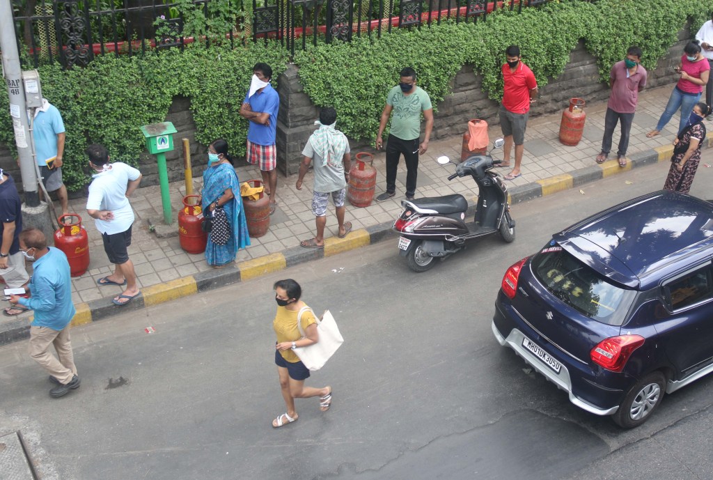 मुंबईत करोनाग्रस्त रुग्णांची संख्या वाढल्यानं लोक बाहेर पडताना स्वतः काळजी घेत आहेत.