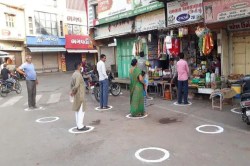करोना बंदीतला ‘जुगाड’ : दुकानातील गर्दी टाळण्यासाठी ‘मॅन टू मॅन मार्किंग’
