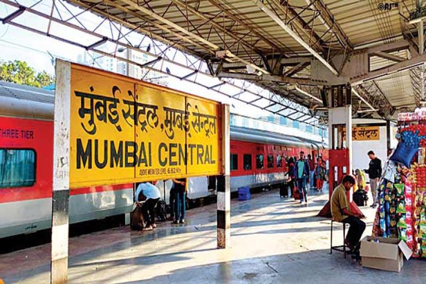 पंढरपूर तालुक्यातील भंडीशेगाव मधे घरात नातवंडासमवेत गप्पा मारताना
