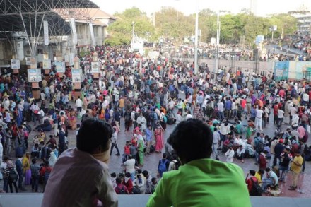 पुणे स्थानकात आपल्या गावी परतणाऱ्यांची गर्दी (छायाचित्र - अरुल हॉरीझॉन)