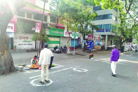 कोल्हापूर महापालिकेच्या वतीने एकत्र भरणाऱ्या भाजी बाजाराचे वेगवेगळ्या रस्त्यांवर विकेंद्रीकरण केले आहे. येथेही सुरक्षित अंतर राखून विक्रेते आणि ग्राहक यांच्यात व्यवहार होऊ लागले आहेत.